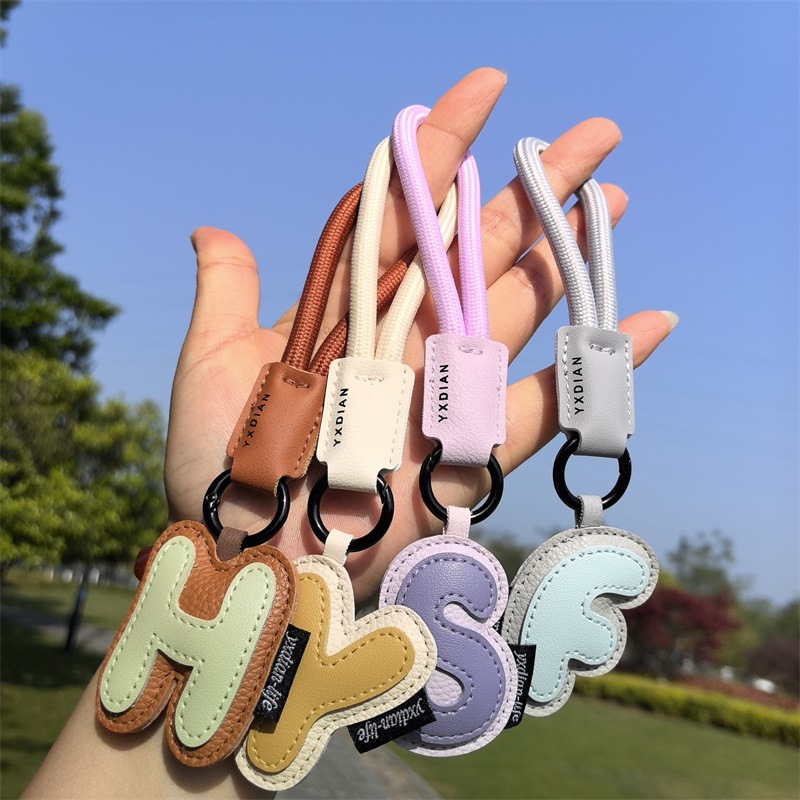 Monogram Keychain Leather - AからZまでのレザーイニシャルキーホルダー、編み込みリストバンドペンダントキーリング、女性男性用車バッグチャーム、カメラ携帯電話ケースアクセサリー