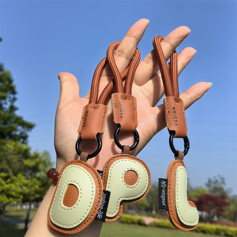 AからZまでのレザーイニシャルキーホルダー、編み込みリストバ - Monogram Keychain Leather のレビューと価格