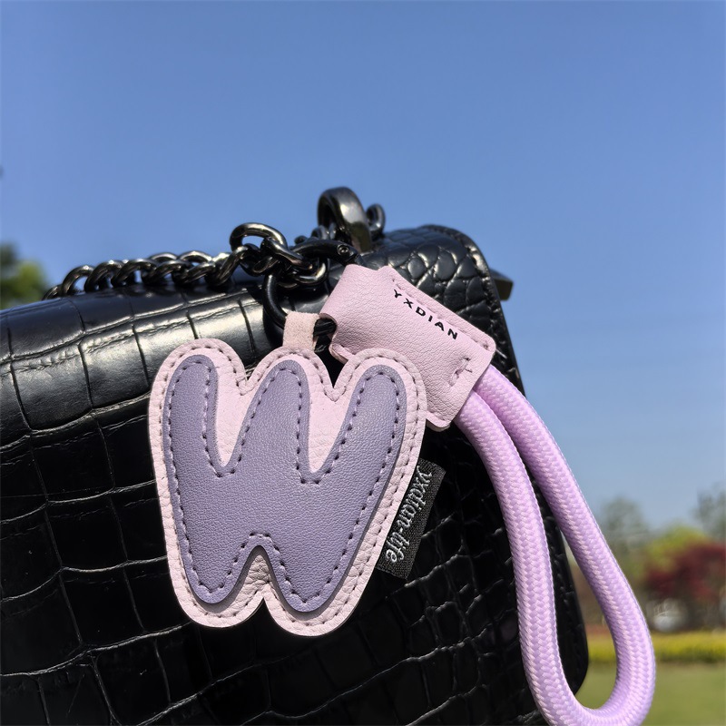 AからZまでのレザーイニシャルキーホルダー、編み込みリストバ - Monogram Keychain Leather のレビューと価格