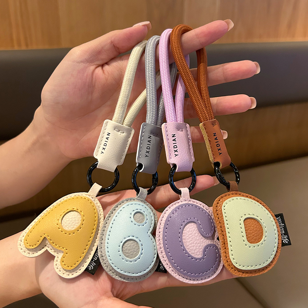 AからZまでのレザーイニシャルキーホルダー、編み込みリストバ - Monogram Keychain Leather のレビューと価格